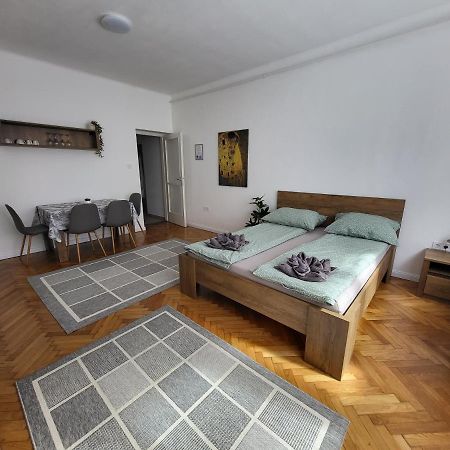 Downtown Studio Apartman ペーチ エクステリア 写真