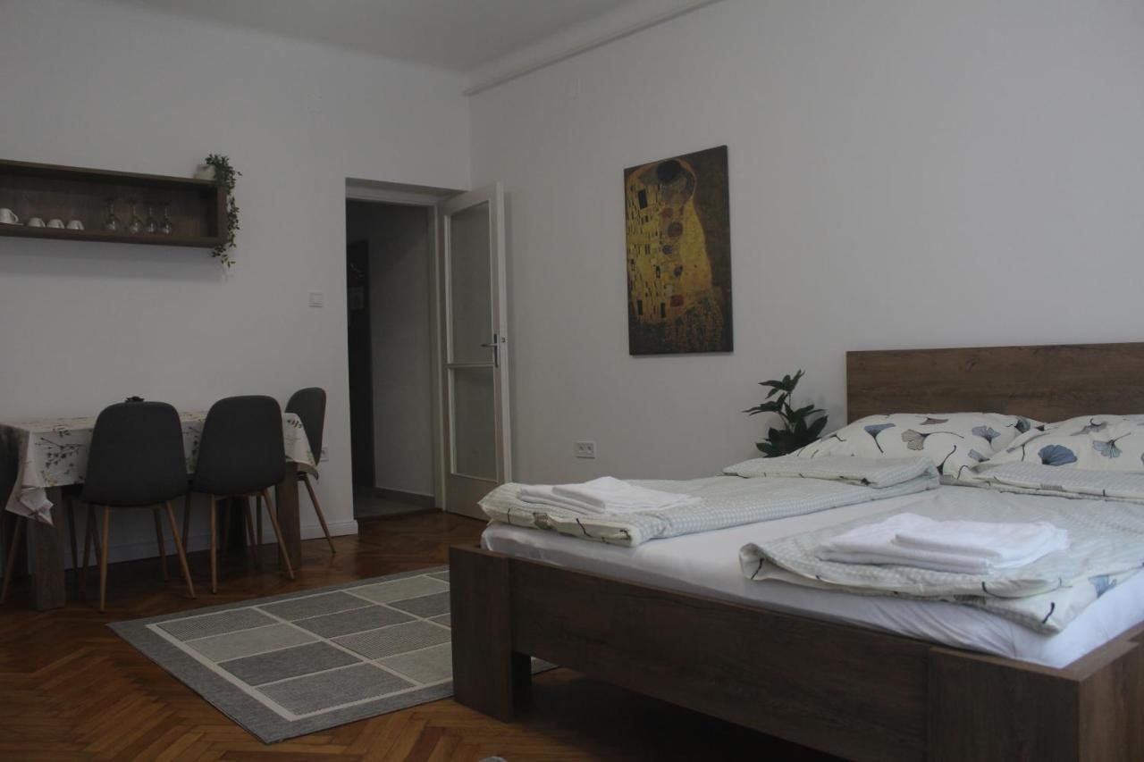 Downtown Studio Apartman ペーチ エクステリア 写真