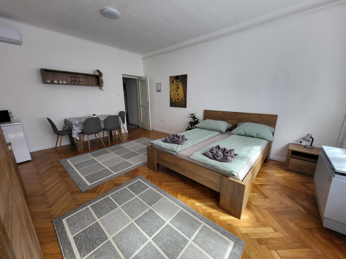 Downtown Studio Apartman ペーチ エクステリア 写真